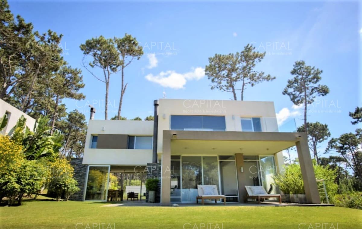 Excelente propiedad en Barrio Privado Cinco Dormitorios a metros del Mar