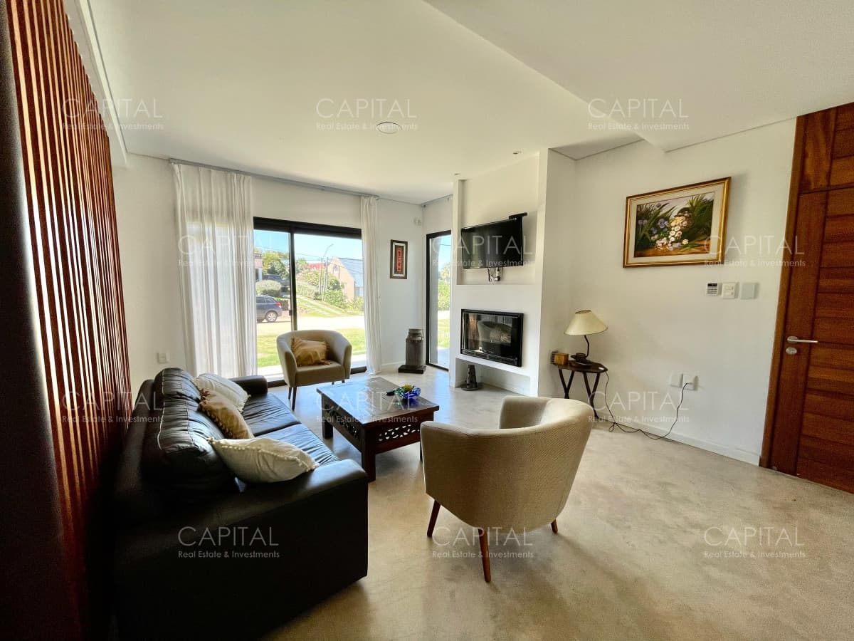 Casa en venta en Montoya a 1 cuadra del mar con piscina