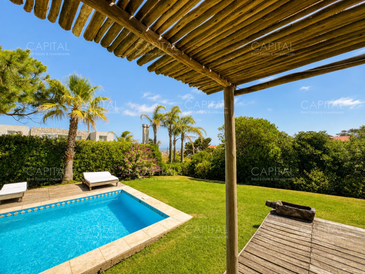Excepcional casa reciclada en venta en Montoya a 50 mts del mar