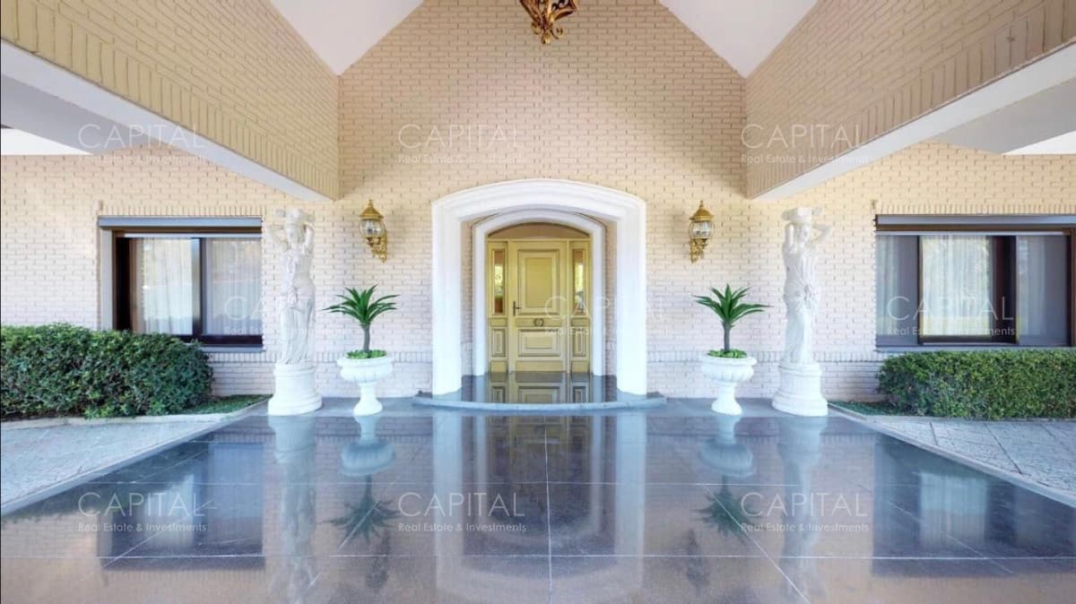Espectacular Mansión de Siete suites y Casa de caseros en Venta en el Golf.