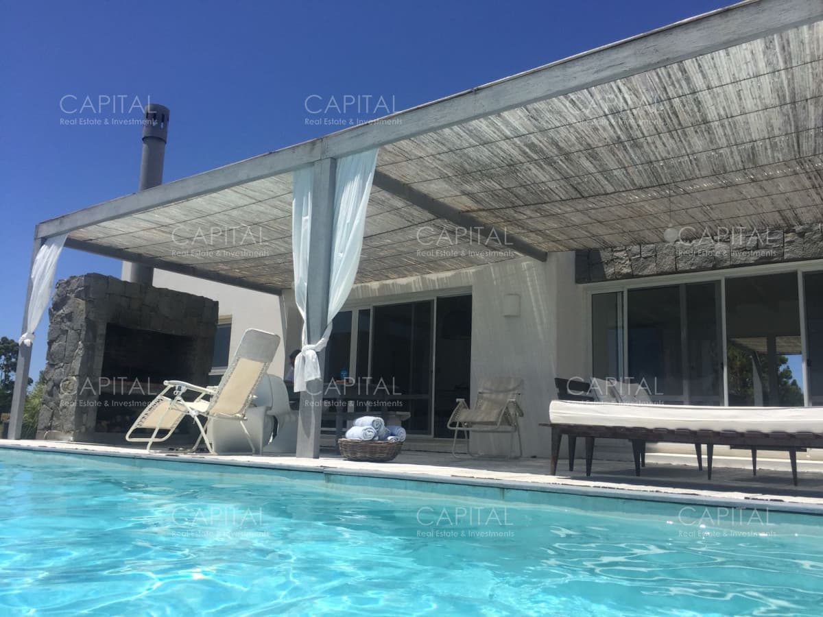 Casa en venta y alquiler de estilo minimalista dentro de Barrio Privado El Quijote, La Barra.