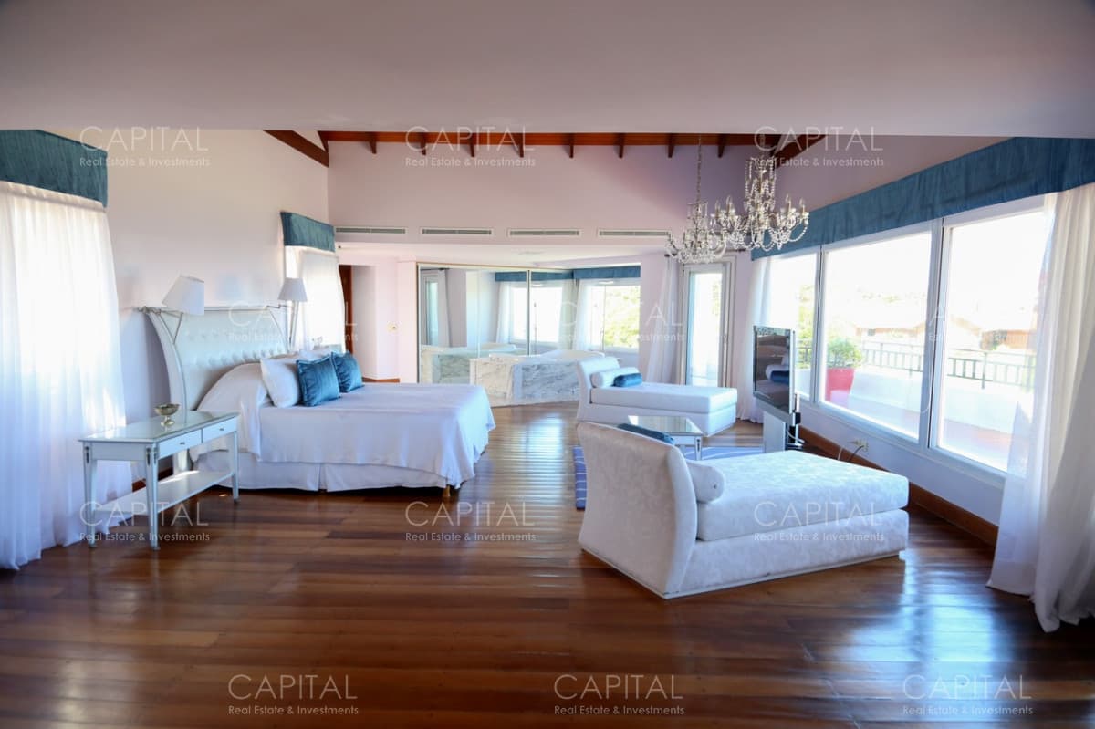 Imponente Residencia frente a Playa Mansa, Punta del Este.
