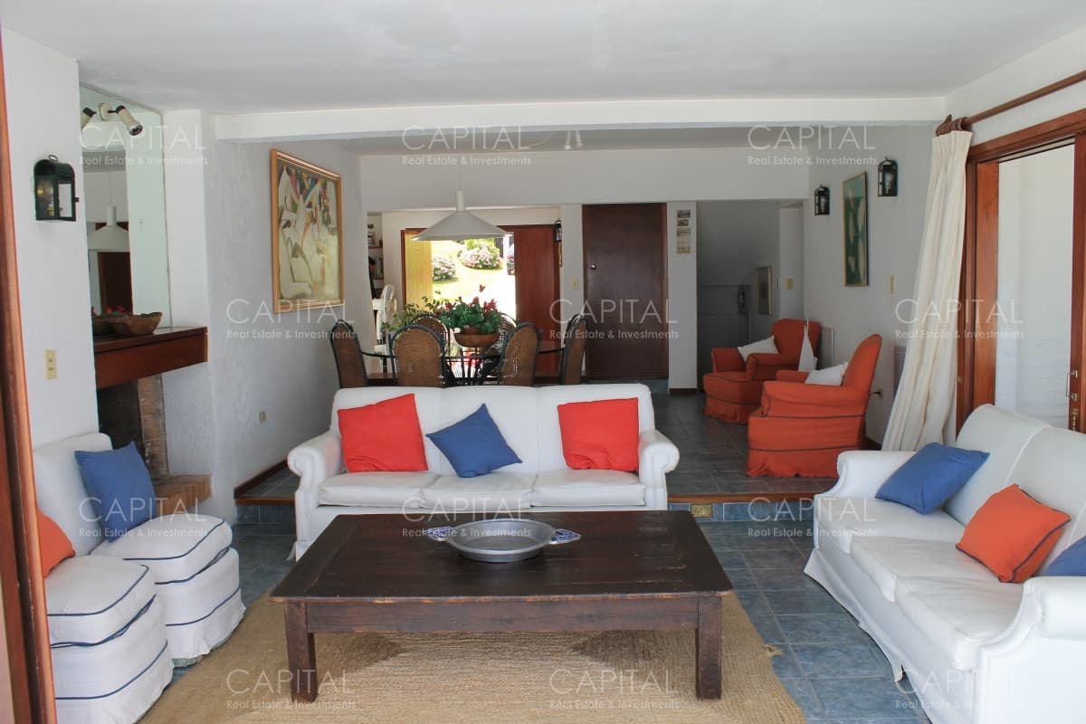Casa de 5 dormitorios en Solanas