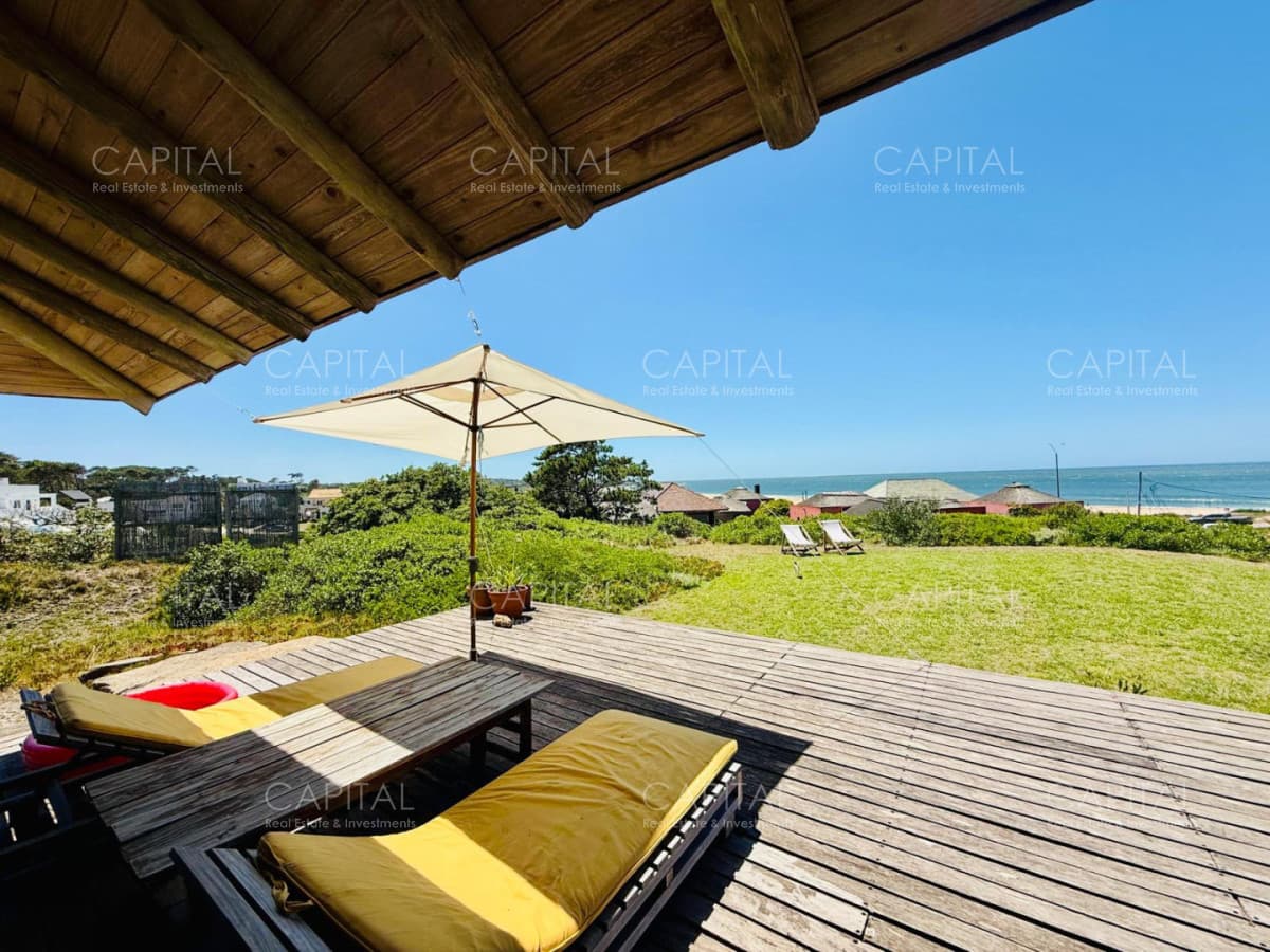 Casa de estilo en venta en Montoya con vista al mar