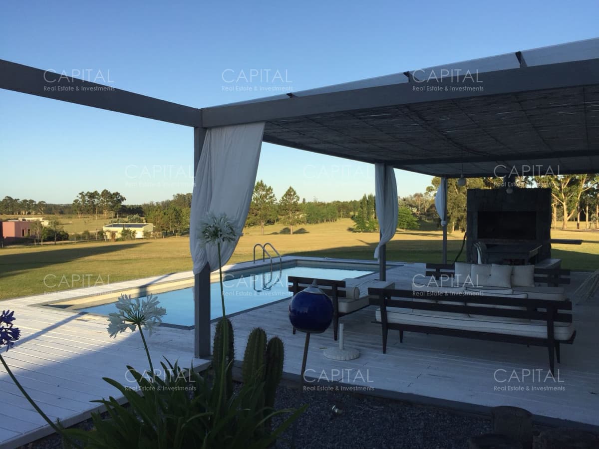 Casa en venta y alquiler de estilo minimalista dentro de Barrio Privado El Quijote, La Barra.