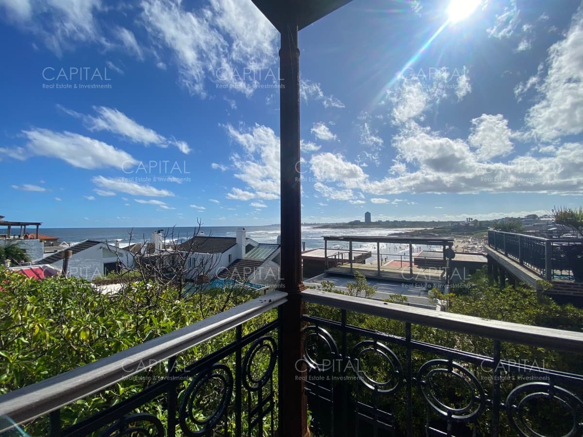 Casa en Venta Frente al Mar Ocho Dormitorios + Dependencia de Servicio - La Barra
