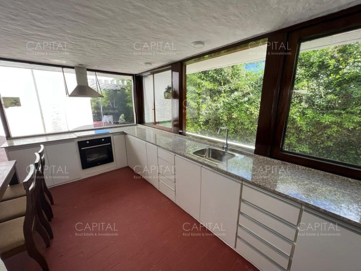 CASA ARQUITECTONICA CON GRAN TERRENO FRENTE AL MAR E IDEAL PARA INVERSORES
