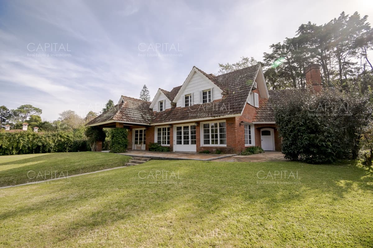 Excelente Casa de Cinco Dormitorios en Venta - Golf Punta del Este