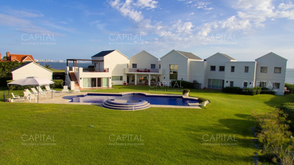 Imponente Residencia frente a Playa Mansa, Punta del Este.