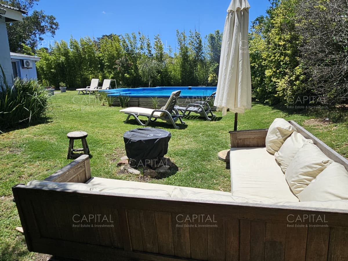 Casa tres dormitorios y servicio con jardín cercado, piscina climatizada en La Barra