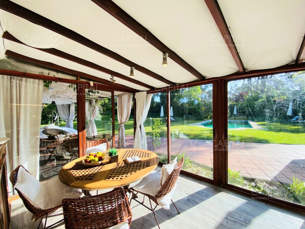 Casa de cuatro dormitorios y piscina en Punta del Este en Venta.