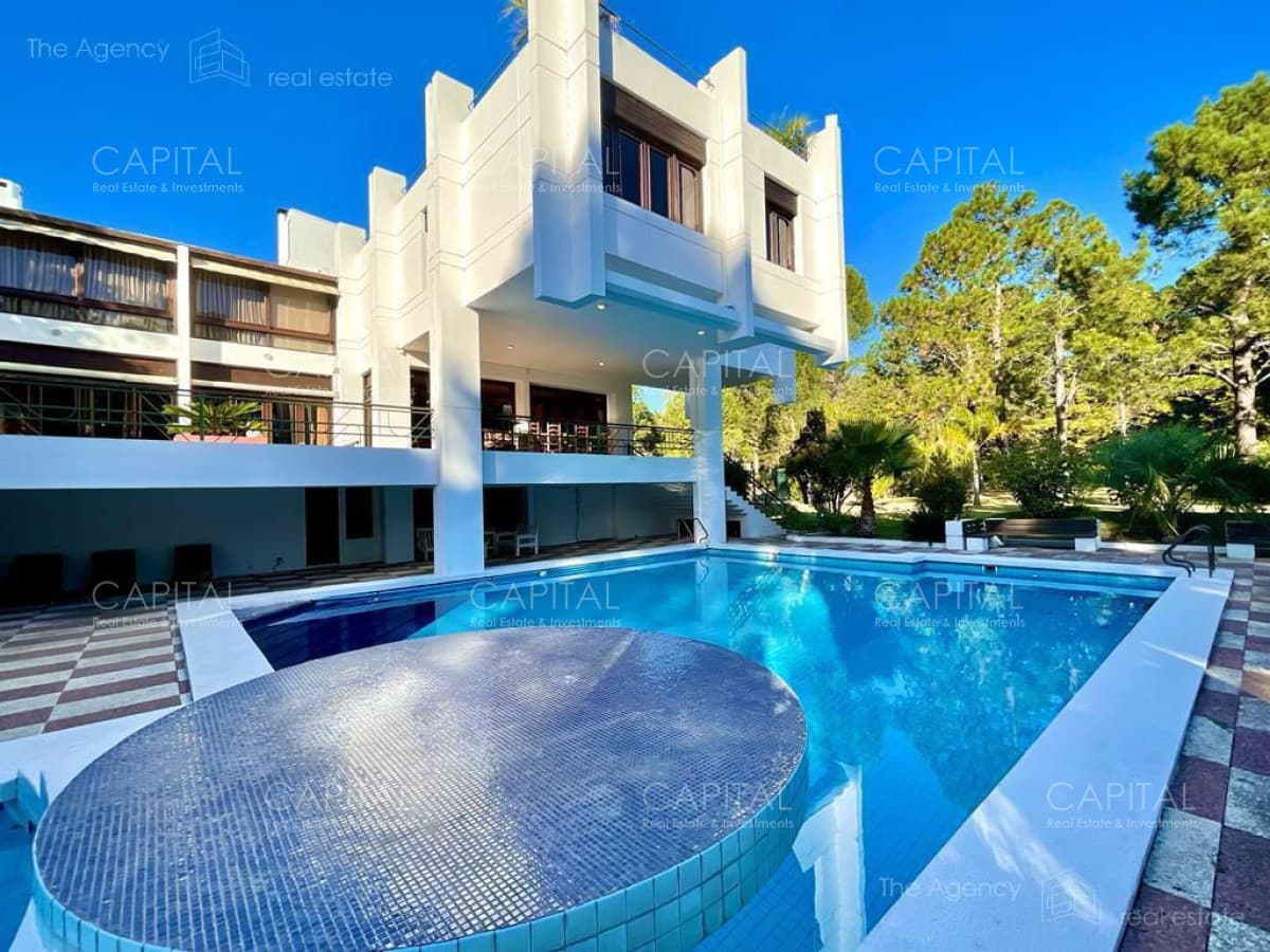 Venta de Espectacular Casa de 2.000 Metros Cuadrados Construida Sobre un Lote de 10 Hectáreas en Punta Ballena