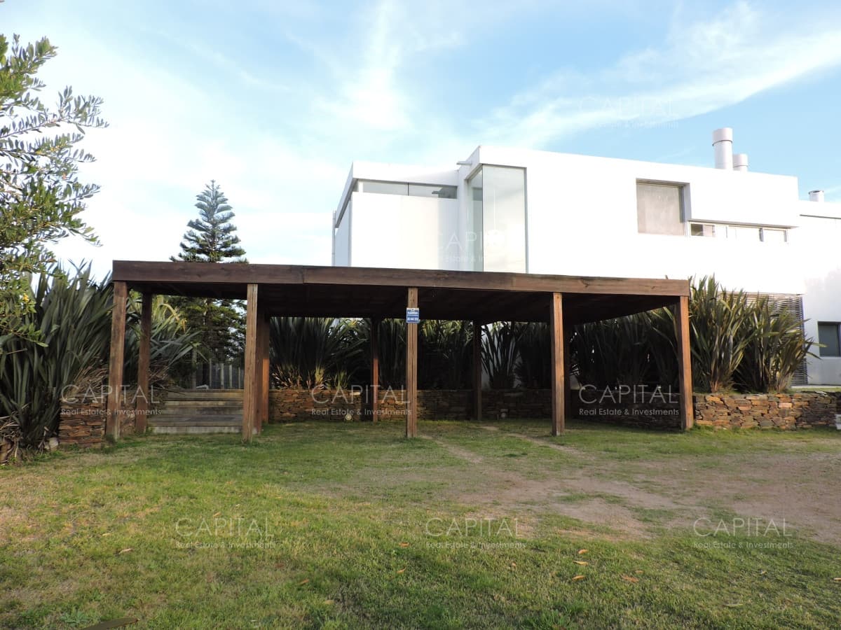 Casa en Punta Piedras Manantiales con piscina y vista al mar