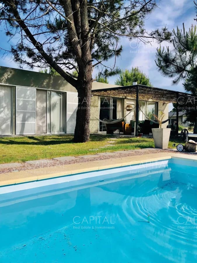 Casa de tres dormitorios en barrio privado  La Residence, Punta del este con piscina y parrillero en alquiler temporal.