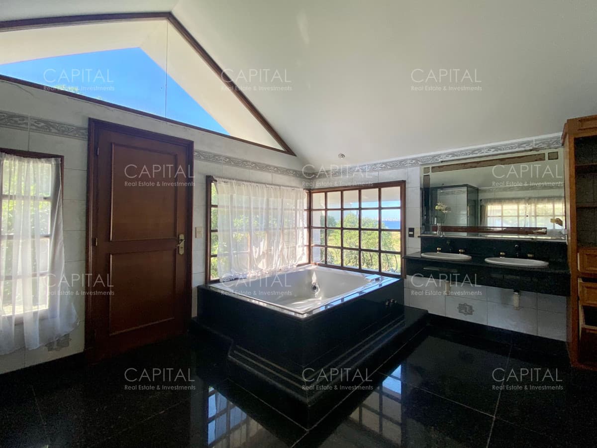 Casa Frente Al Mar Punta del Este en Venta