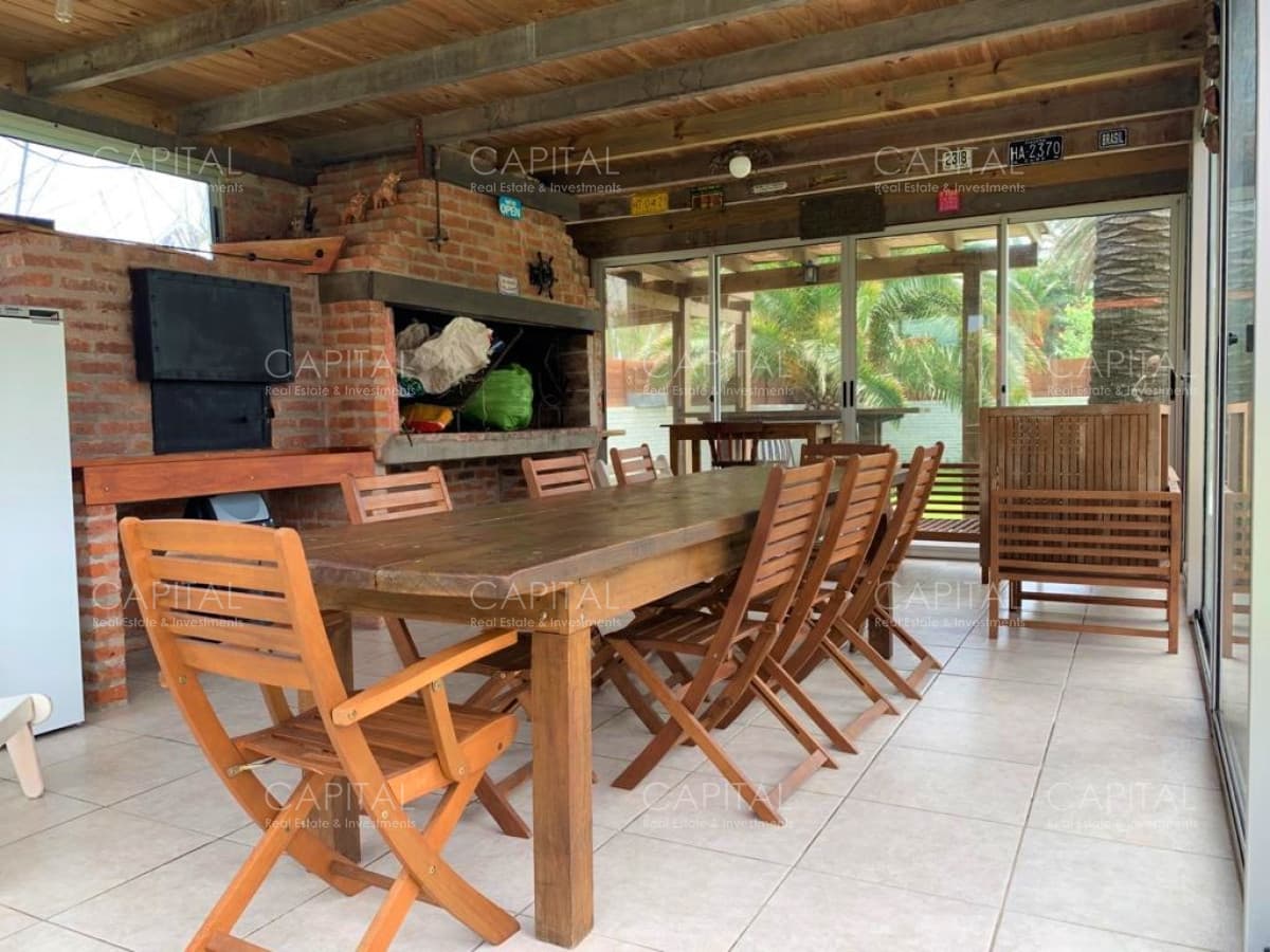 Casa en la Península de Punta del Este en Venta - Seis Dormitorios y Piscina
