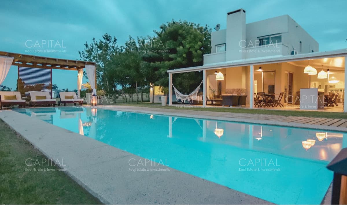Casa en El Quijote de Cuatro Dormitorios con Piscina