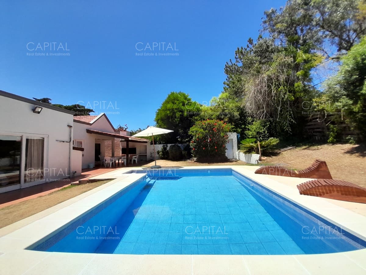 Casa de dos dormitorios con piscina y parrillero en Alquiler en Tío Tom