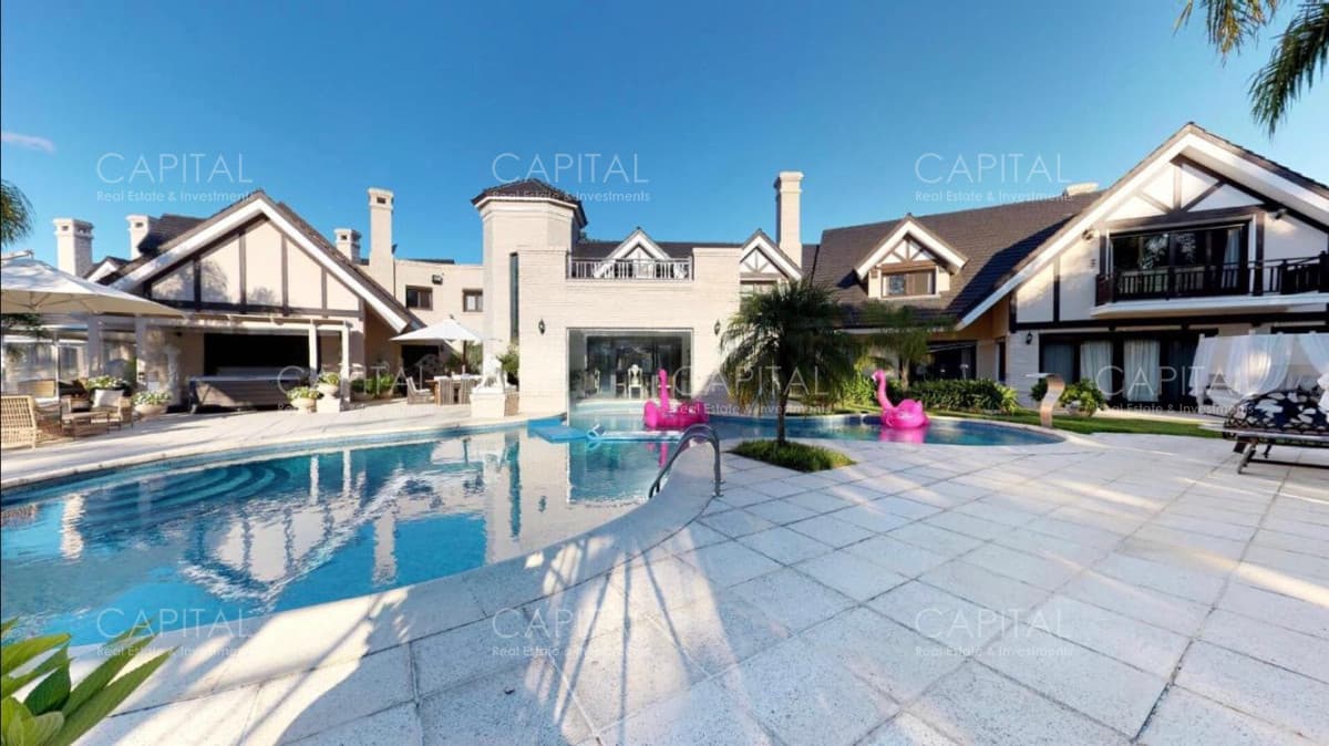 Espectacular Mansión de Siete suites y Casa de caseros en Venta en el Golf.
