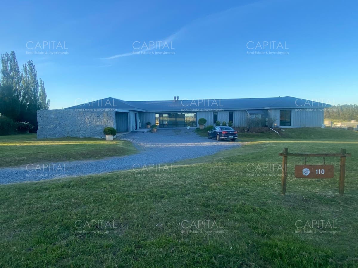 Casa de Cinco dormitorios en Venta en Pueblo Mio