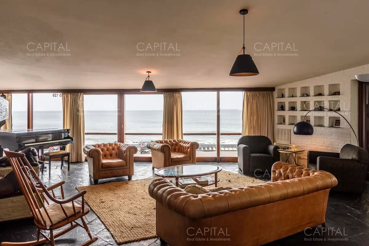 Casa de seis dormitorios en primera linea frente al mar en Península de Punta del Este