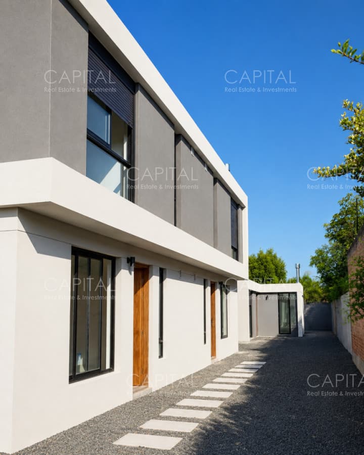 Casa de 3 dormitorios en housing con jardín y parrillero en Barra de Carrasco