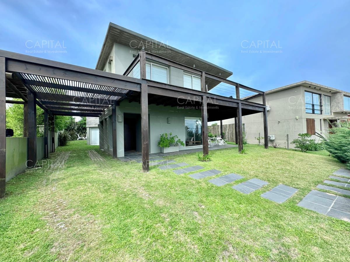 Excelente casa con gran vista en Manantiales