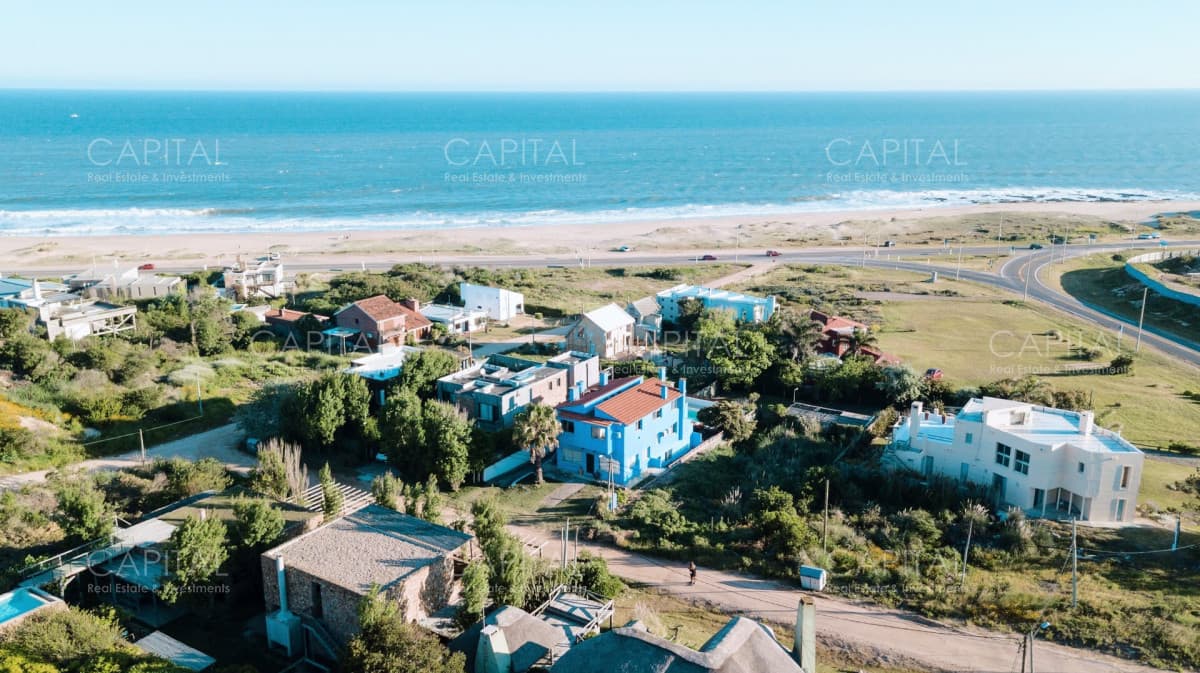 Venta casa de 5 dormitorios y piscina con vista al mar en Manantiales Chorro