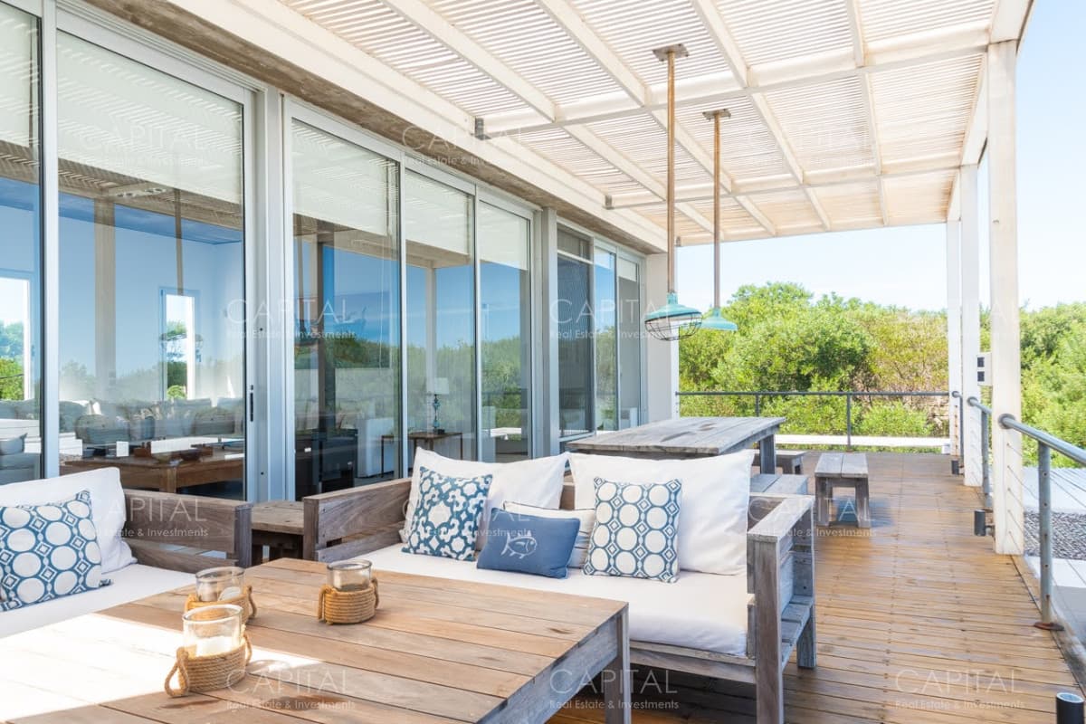 Casa en Venta De  Cuatro Dormitorios mas Dependencia en Jose Ignacio