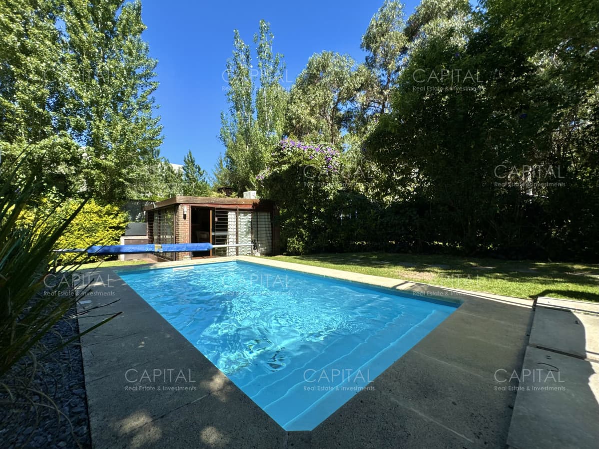 Casa de 3 dormitorios, piscina climatizada y barbacoa en venta y alquiler, Playa Mansa, Punta del Este.