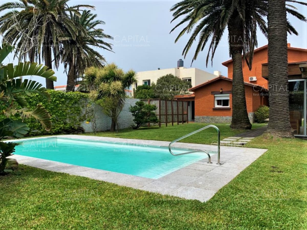Casa en la Península de Punta del Este en Venta - Seis Dormitorios y Piscina
