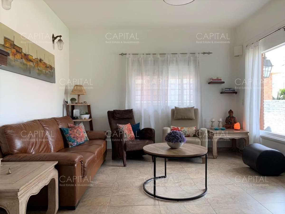 Casa en la Península de Punta del Este en Venta - Seis Dormitorios y Piscina