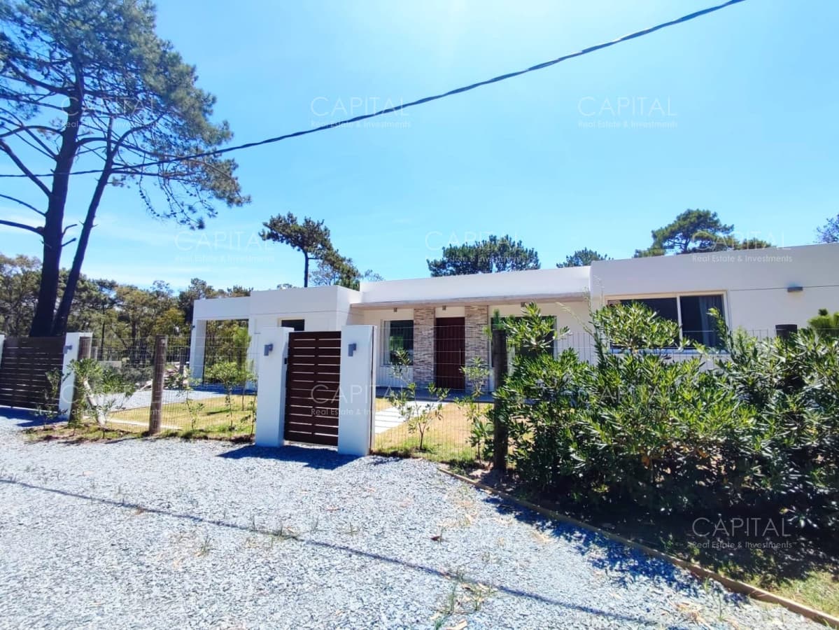 Casa en venta en La Barra con piscina y parrillero