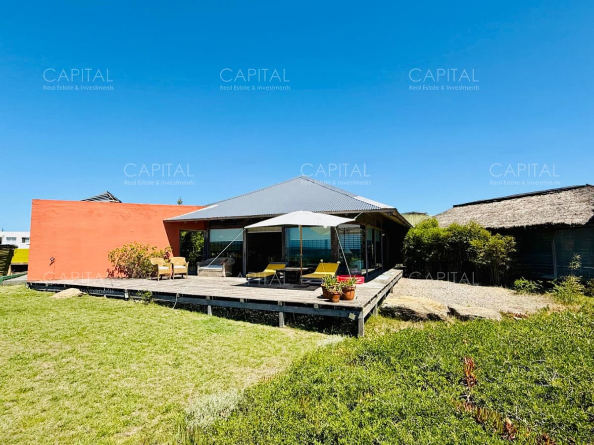 Casa de estilo en venta en Montoya con vista al mar