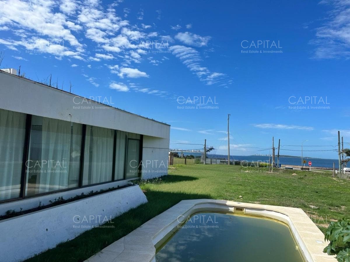CASA ARQUITECTONICA CON GRAN TERRENO FRENTE AL MAR E IDEAL PARA INVERSORES