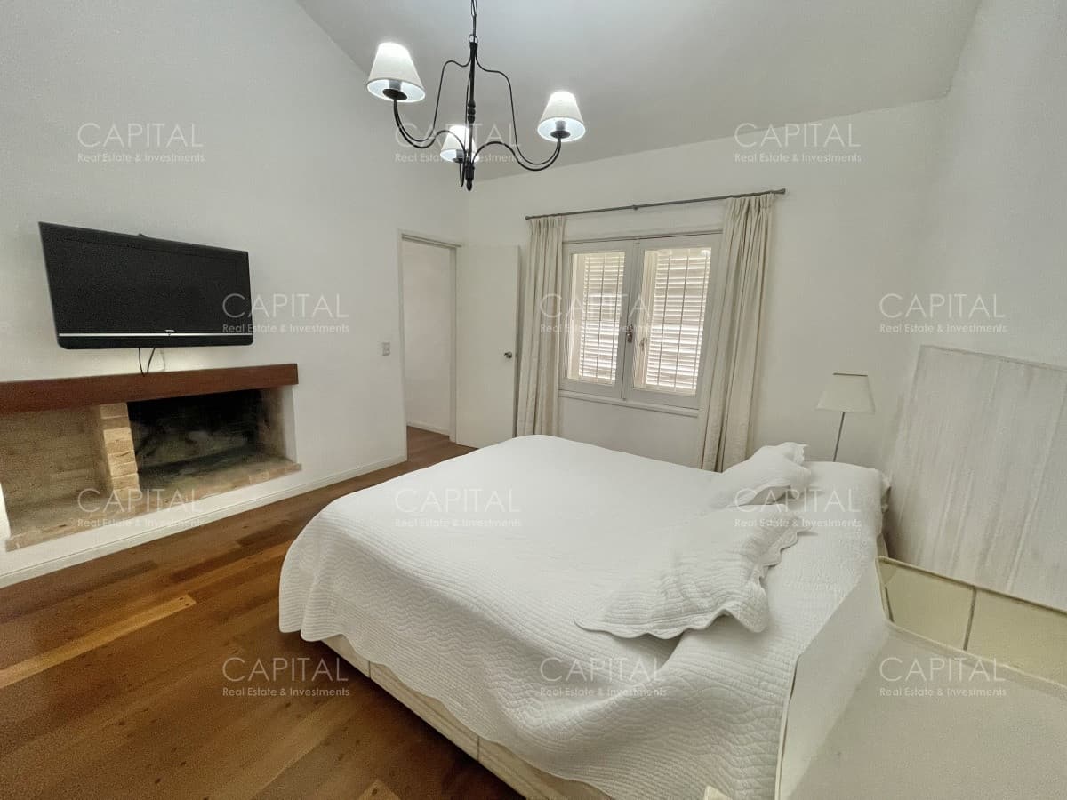 Casa en Venta de Cuatro Dormitorios  en Lugano