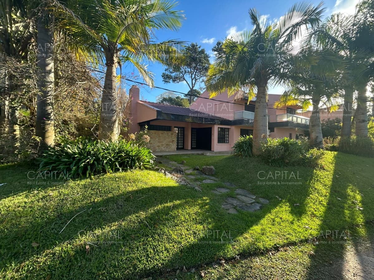 Cómoda casa en venta, ideal para vivir todo el año.