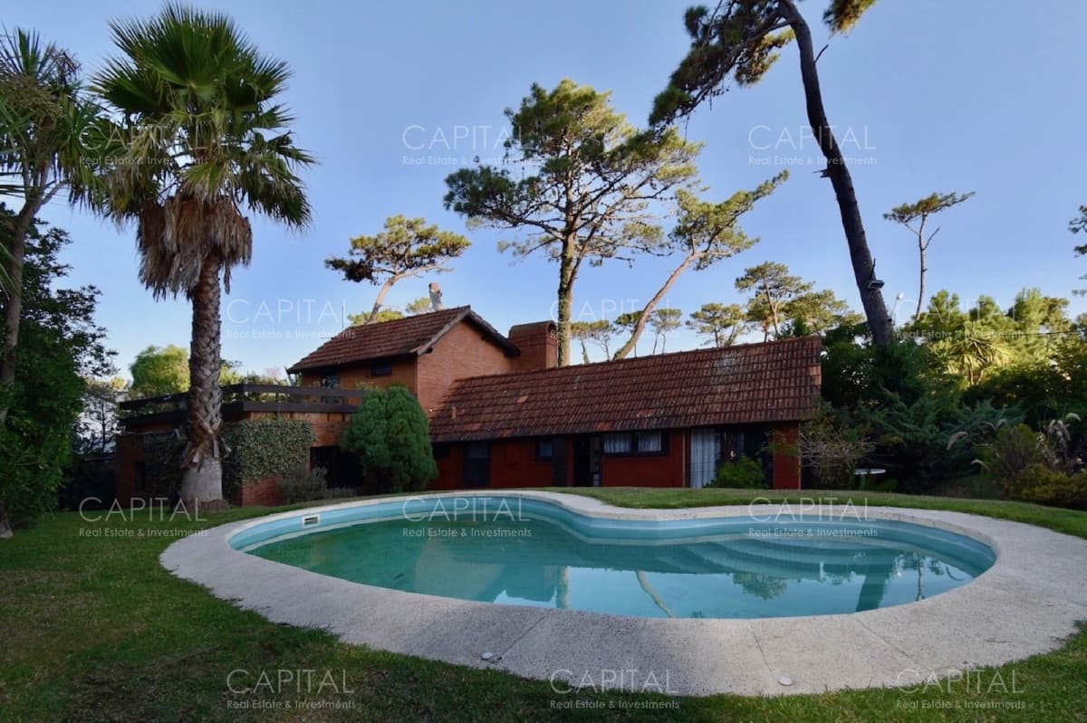 Casa en Playa Mansa de Cuatro Dormitorios en Venta Punta del Este
