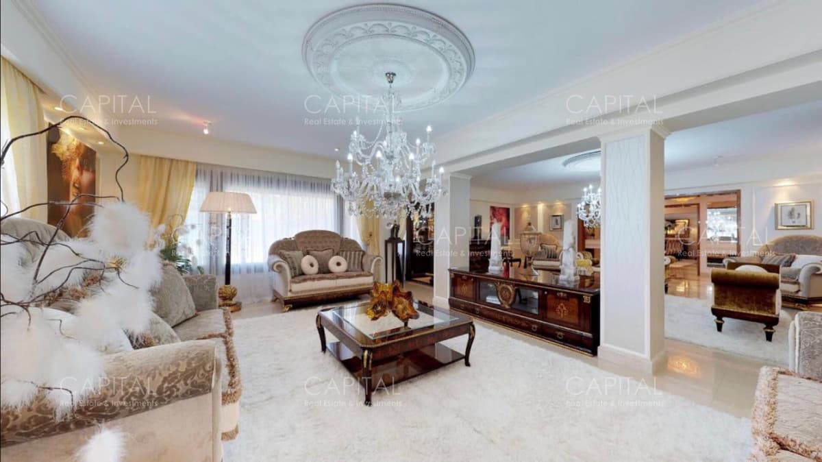 Espectacular Mansión de Siete suites y Casa de caseros en Venta en el Golf.