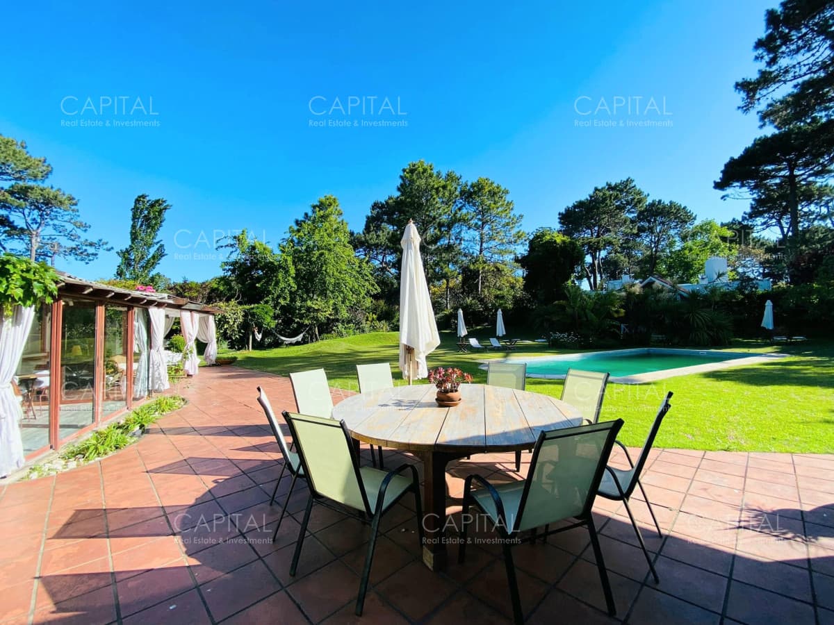 Casa de cuatro dormitorios y piscina en Punta del Este en Venta.