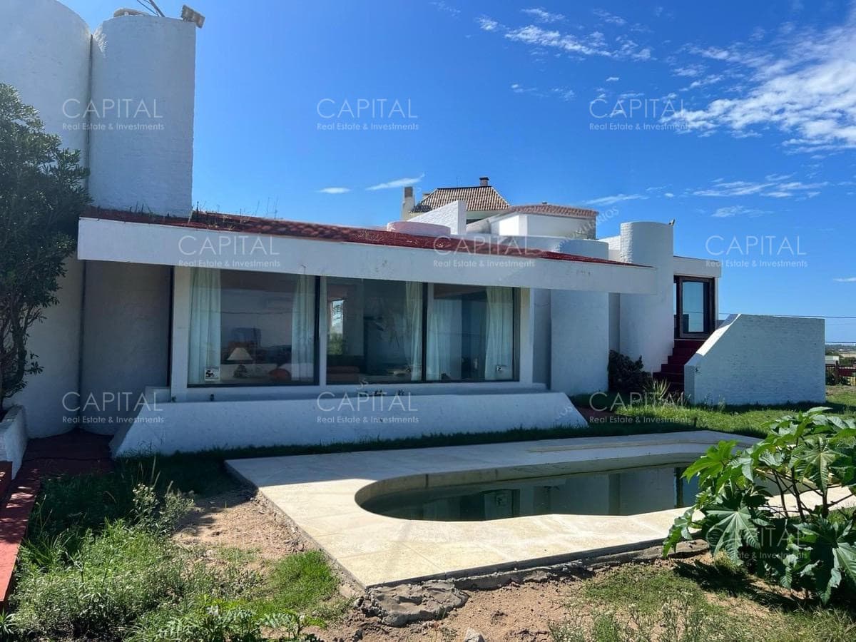 CASA ARQUITECTONICA CON GRAN TERRENO FRENTE AL MAR E IDEAL PARA INVERSORES