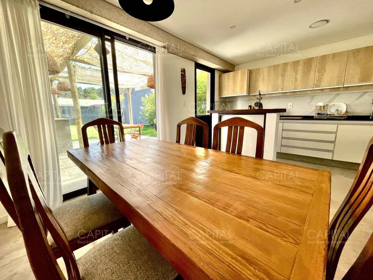 Casa en venta en Montoya a 1 cuadra del mar con piscina