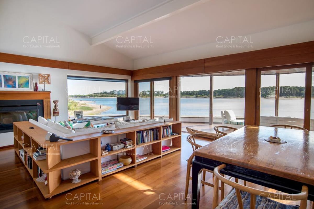 Excelente casa ubicada sobre la arena en La Barra