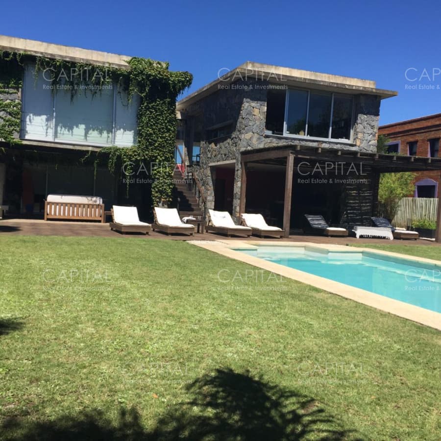 Solida y moderna casa en Club de Mar