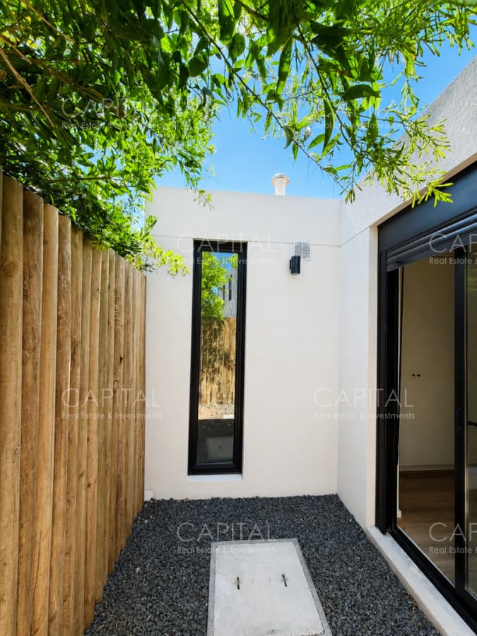 Casa de 3 dormitorios en housing con jardín y parrillero en Barra de Carrasco