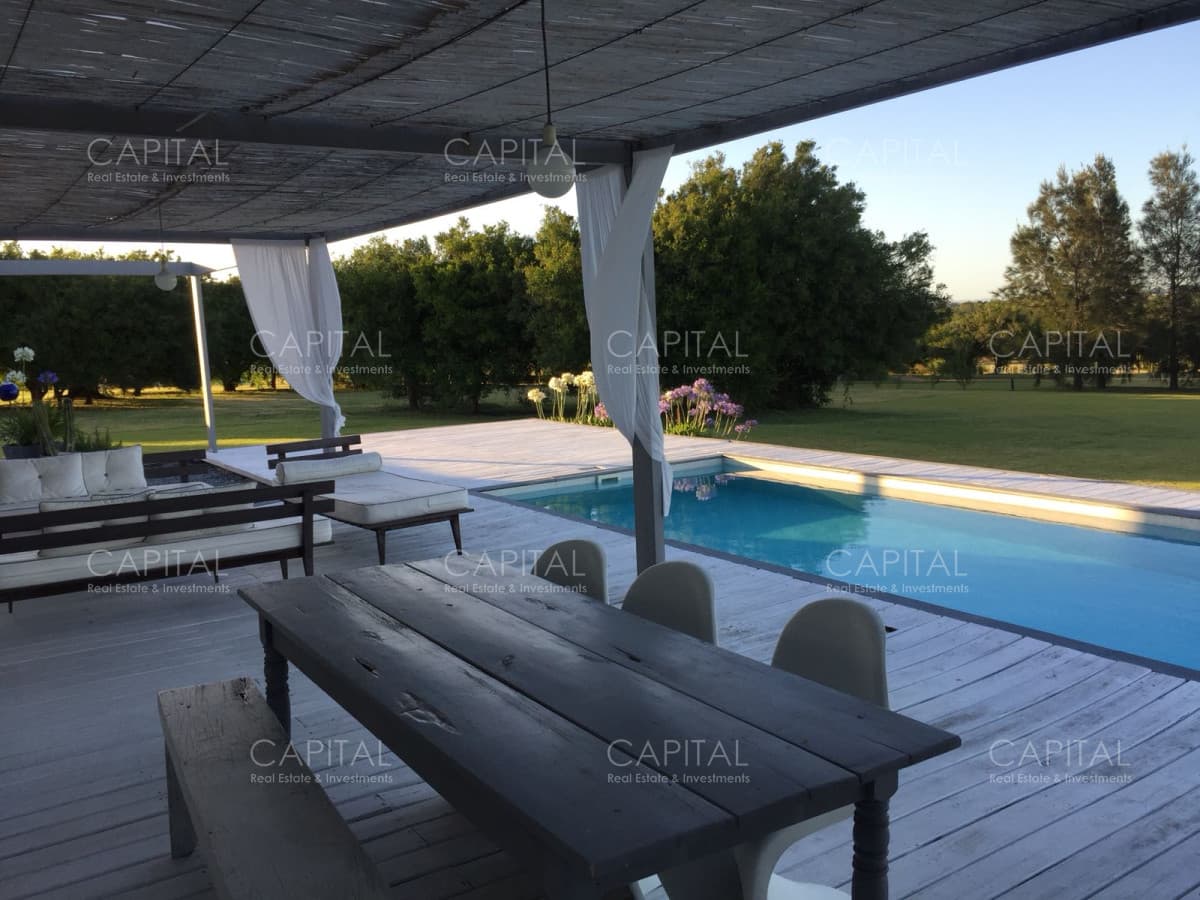 Casa en venta y alquiler de estilo minimalista dentro de Barrio Privado El Quijote, La Barra.