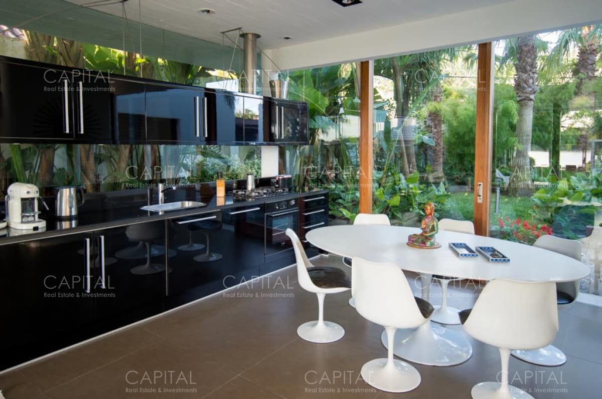 Excelente casa ubicada sobre la arena en La Barra