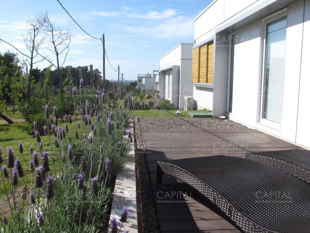 Casa en Altos de Punta Piedras en complejo de 8 casas