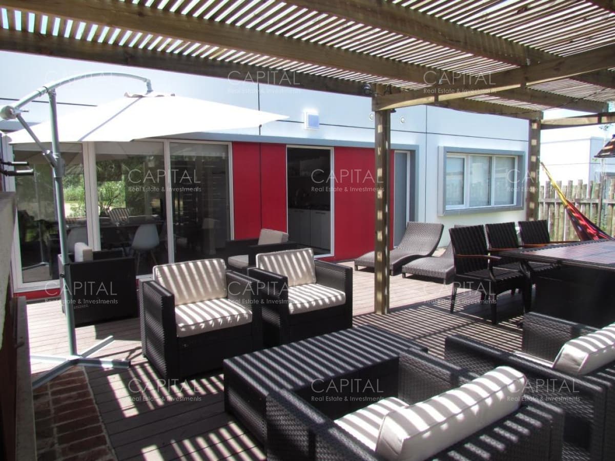 Casa en Altos de Punta Piedras en complejo de 8 casas