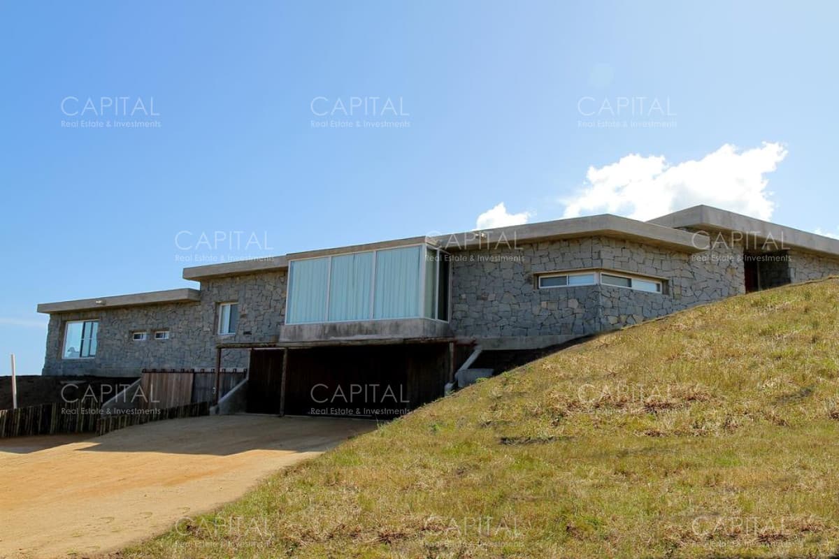 Casa en Jose Ignacio de cuatro dormitorios en alquiler.